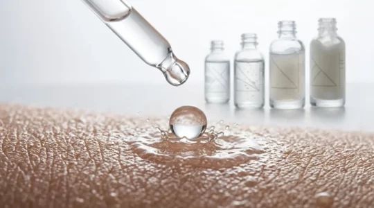 Professionelle Darstellung der richtigen Reihenfolge beim Auftragen von Seren für optimale Wirkstoffaufnahme