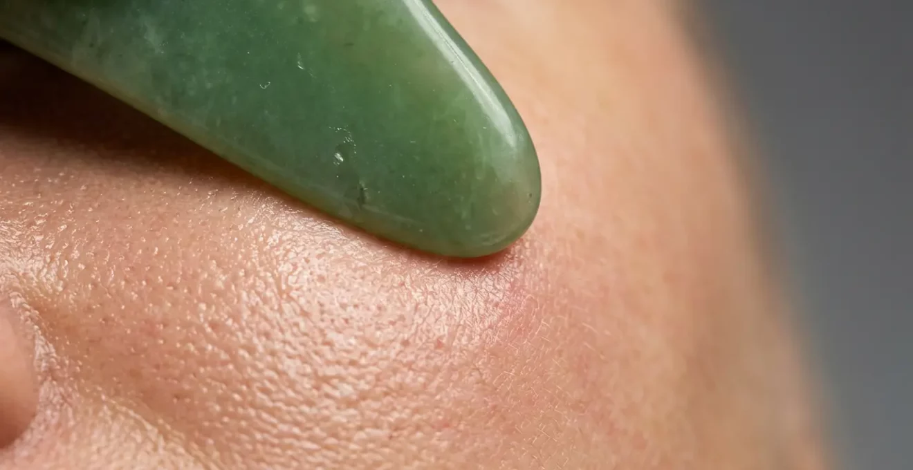 Wissenschaftliche Darstellung der Gua Sha Gesichtstechnik mit anatomischen Merkmalen