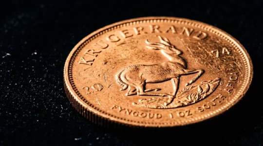 Krügerrand Goldmünze in makro Nahaufnahme auf schwarzem Samthintergrund