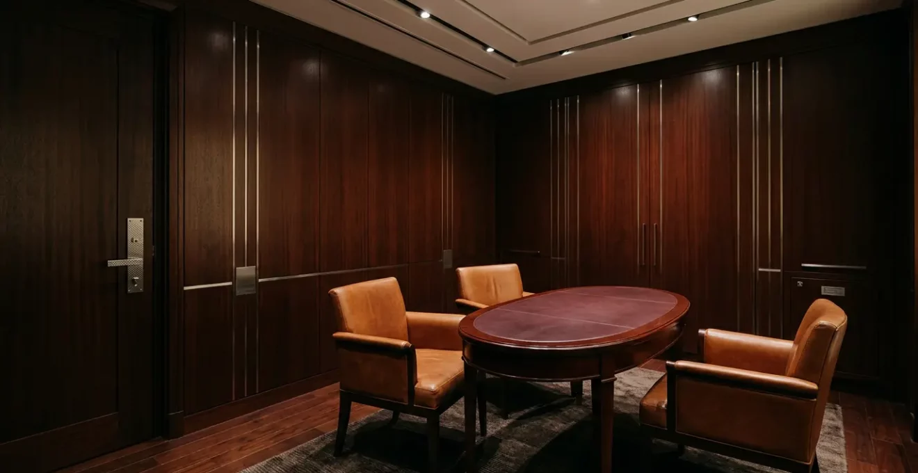 Exklusiver privater Beratungsraum eines High-End-Juweliers mit gepanzerten Wänden und spezieller Beleuchtung