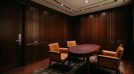 Exklusiver privater Beratungsraum eines High-End-Juweliers mit gepanzerten Wänden und spezieller Beleuchtung