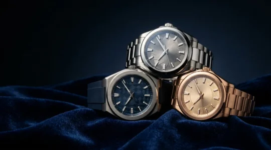 Drei hochwertige Luxusuhren von Rolex, Omega und Breitling im eleganten Vergleich auf dunklem Samthintergrund