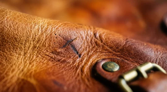 Nahaufnahme von pflanzlich gegerbtem Vollnarbenleder mit beginnender Patina