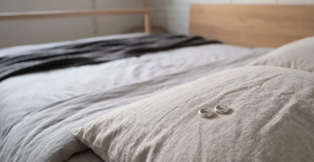 Seitenansicht von eng anliegenden Huggie Creolen für sicheres Tragen beim Schlafen