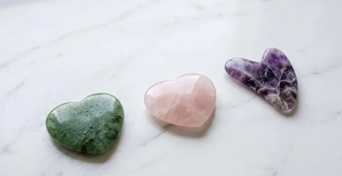 Vergleich verschiedener Gua Sha Steine aus Jade und Rosenquarz